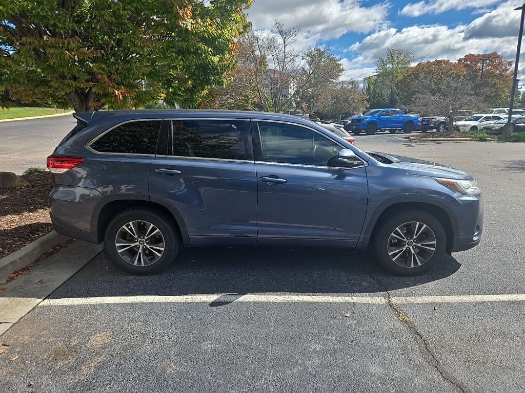 Used 2018 Toyota Highlander LE FWD image 2