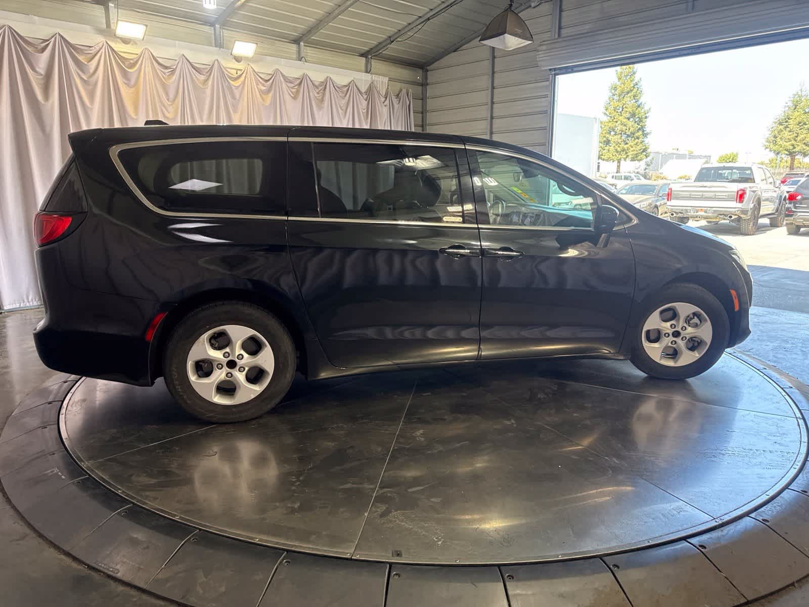 Used 2018 Chrysler Pacifica Touring Plus FWD image 3