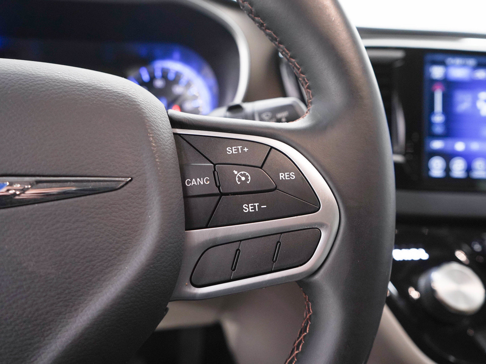 Used 2017 Chrysler Pacifica Touring-L FWD image 25