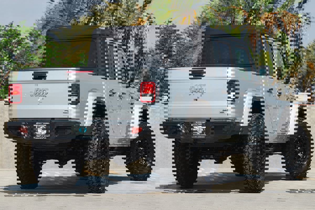 Used 2023 Jeep Gladiator Overland image 3