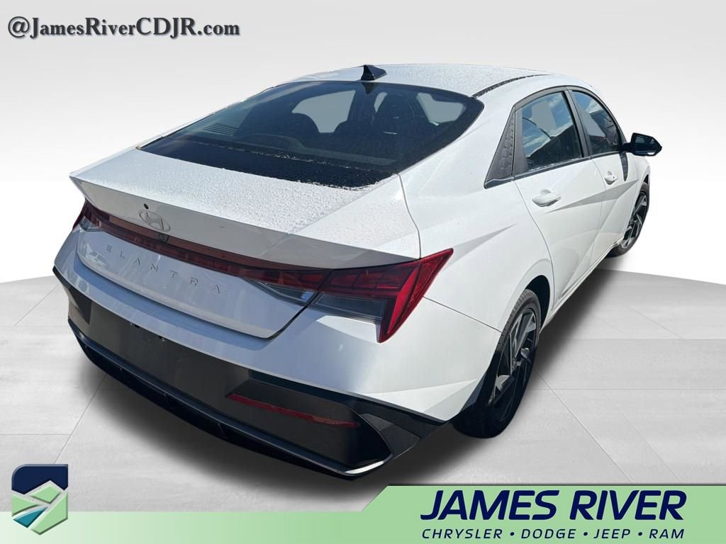 Used 2025 Hyundai Elantra SEL image 5