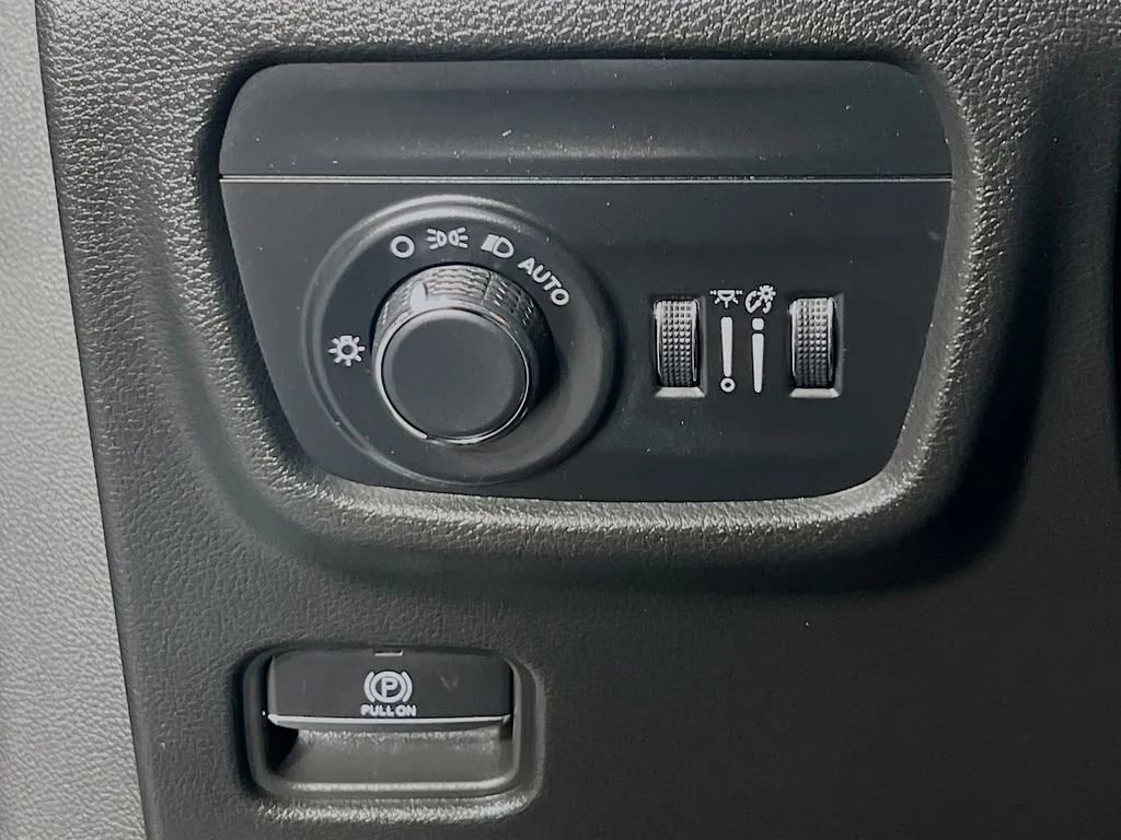 Used 2023 Jeep Grand Cherokee Altitude AWD/4WD image 11