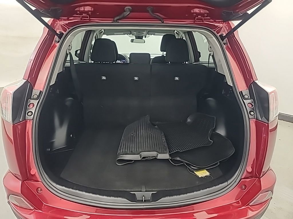 Used 2018 Toyota RAV4 LE image 17