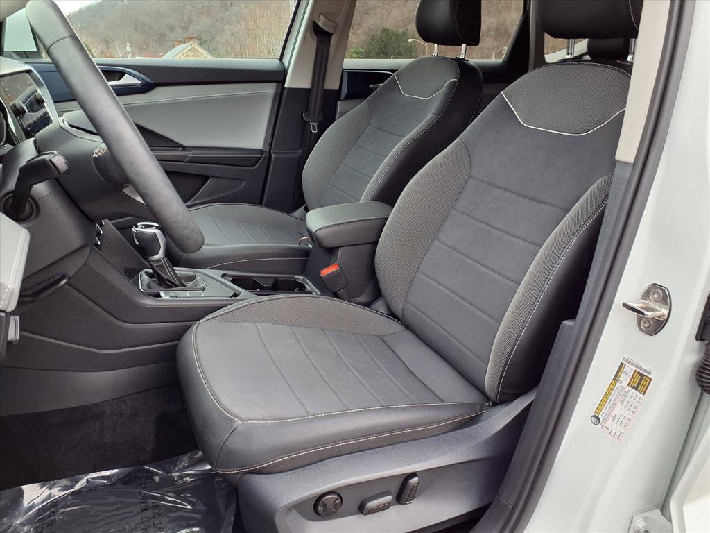 Used 2024 Volkswagen Taos SE w/ Black Wheel Package image 6