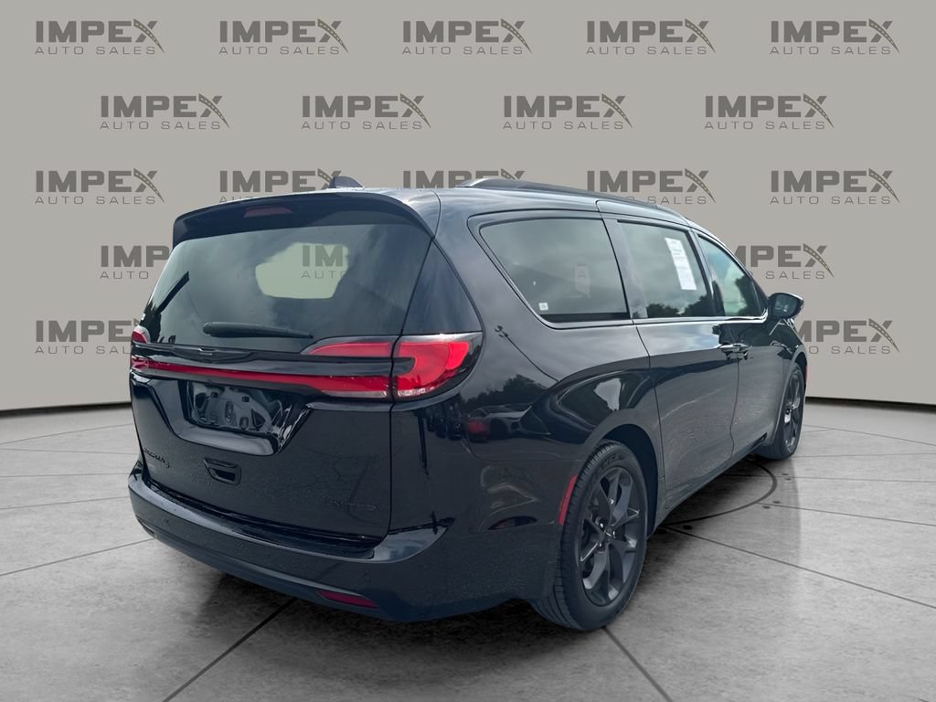 Used 2025 Chrysler Pacifica Limited FWD image 3