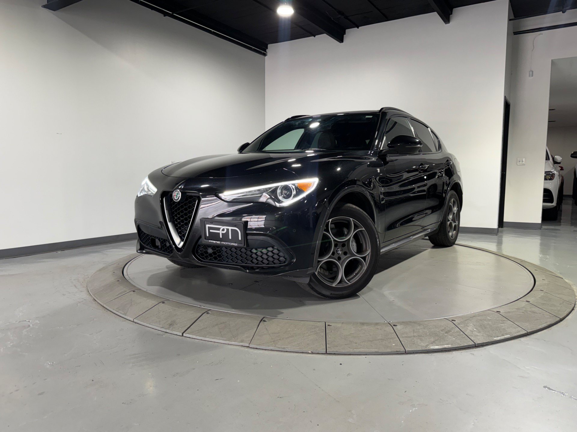 Used 2023 Alfa Romeo Stelvio Ti AWD/4WD image 2
