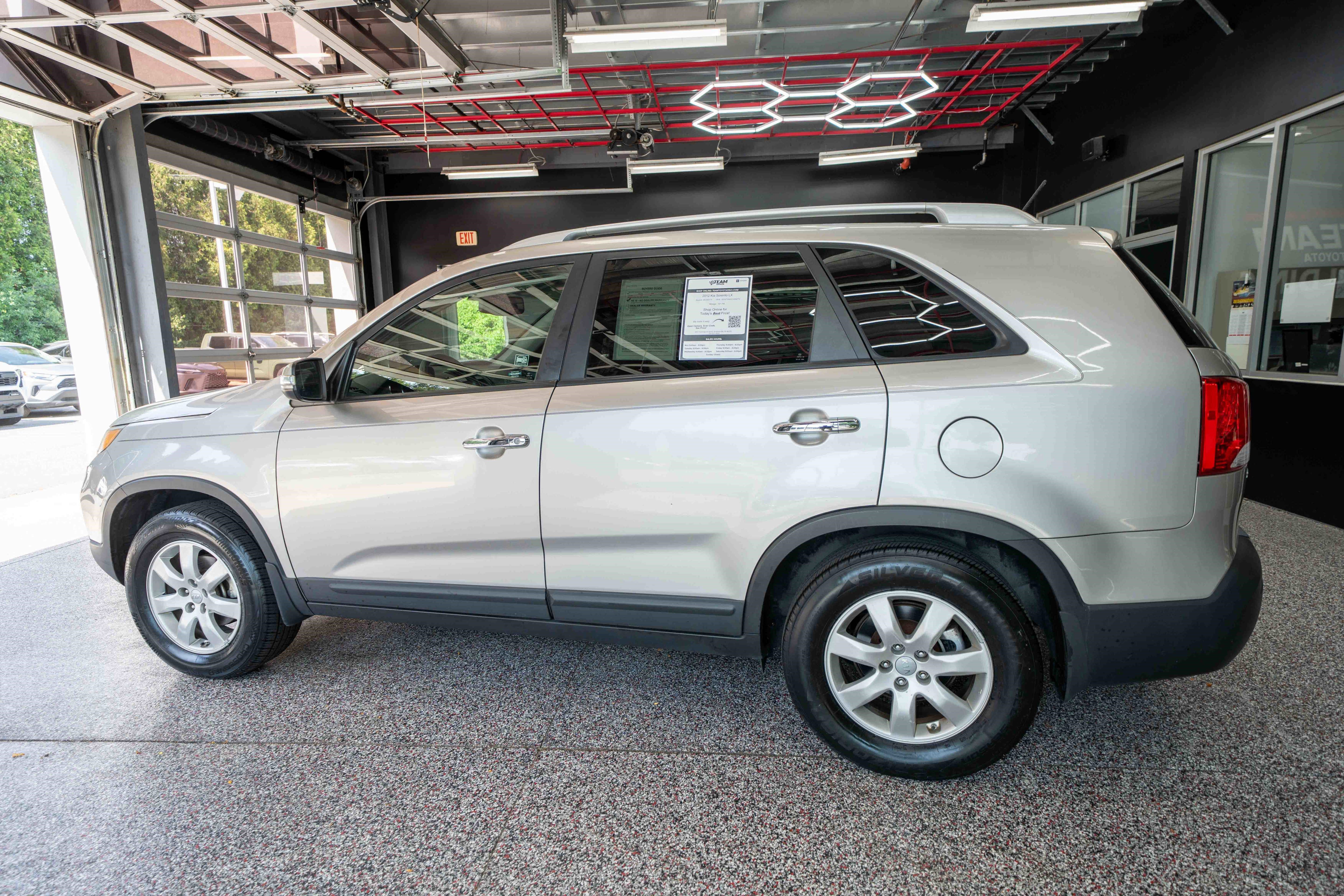 Used 2012 Kia Sorento LX w/ Convenience Pkg FWD image 2