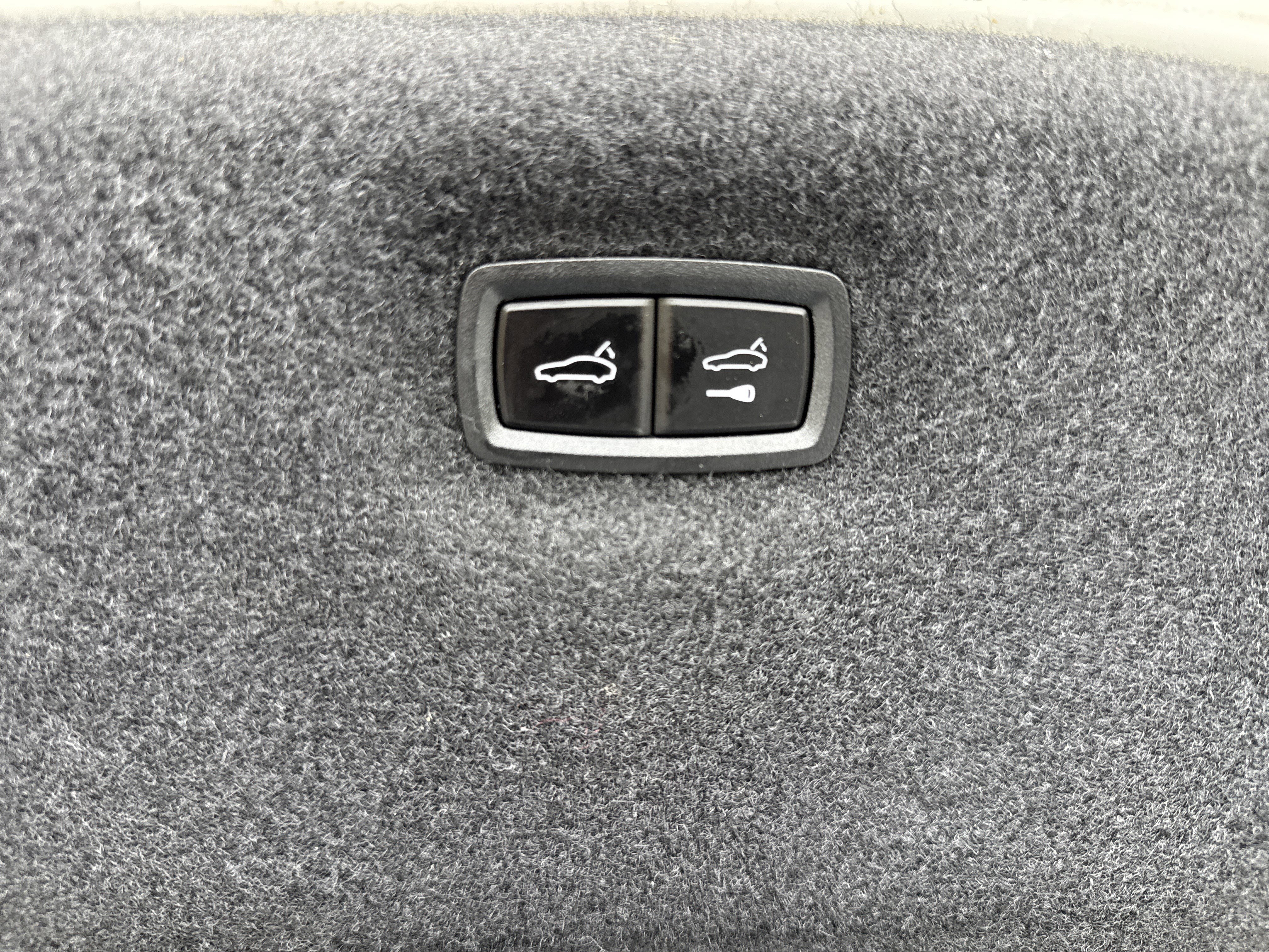 Used 2022 Porsche Taycan RWD image 34