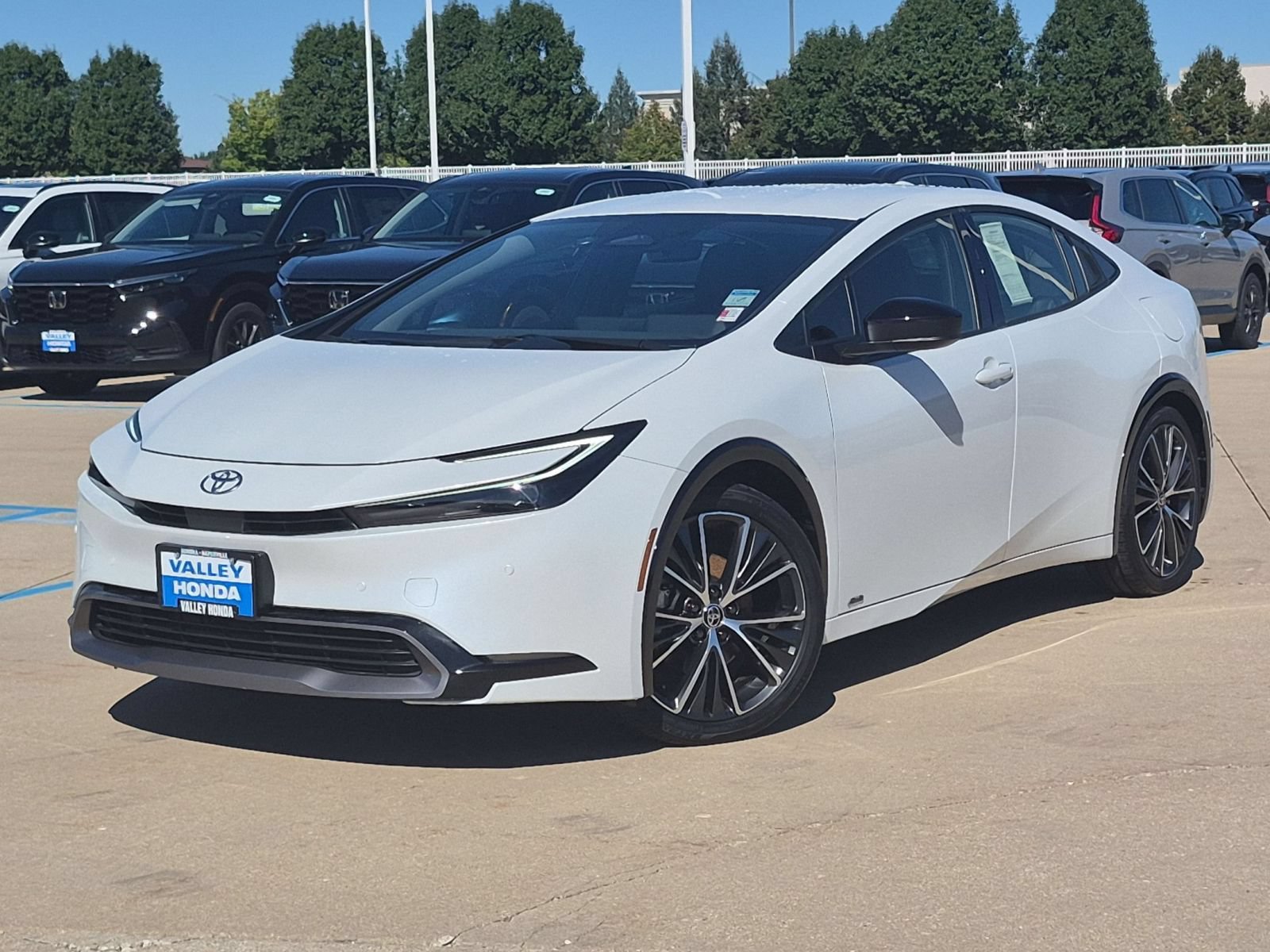 Used 2025 Toyota Prius XLE AWD/4WD image 2