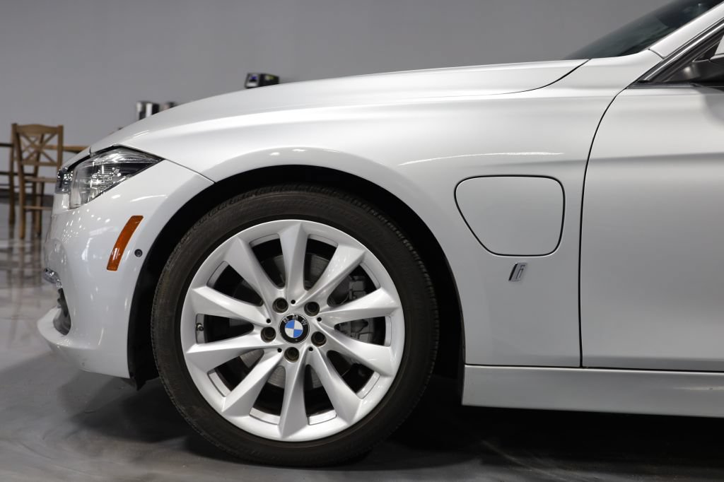 Used 2017 BMW 330e w/ Technology Package RWD image 39