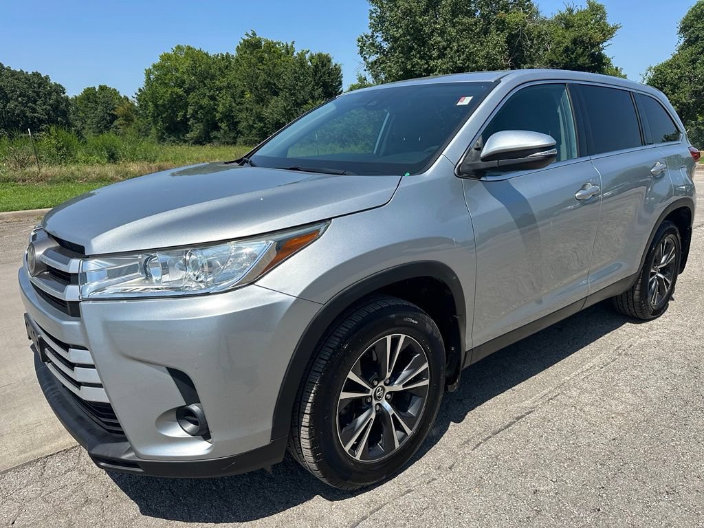 Used 2019 Toyota Highlander LE AWD/4WD video 1