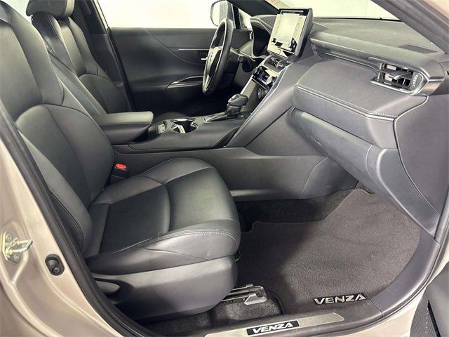 Used 2022 Toyota Venza XLE image 9