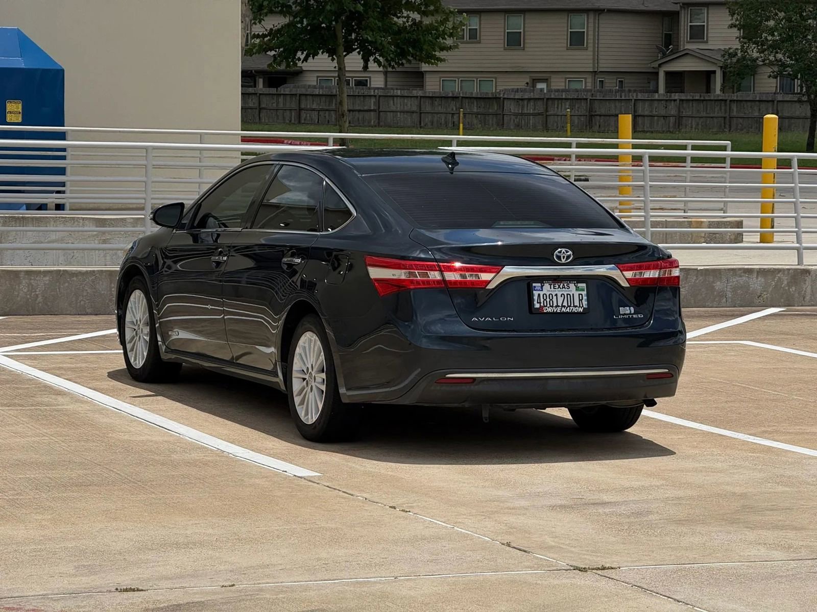 Used 2015 Toyota Avalon Limited w/ Technology Package FWD image 5