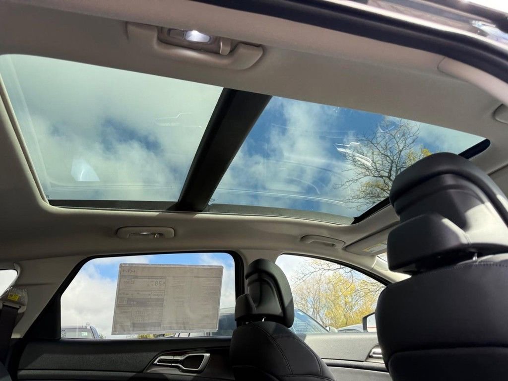 Used 2025 Kia Sportage EX w/ EX Premium Package image 6