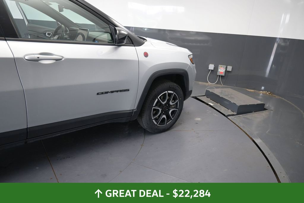 Used 2025 Jeep Compass Trailhawk AWD/4WD image 25