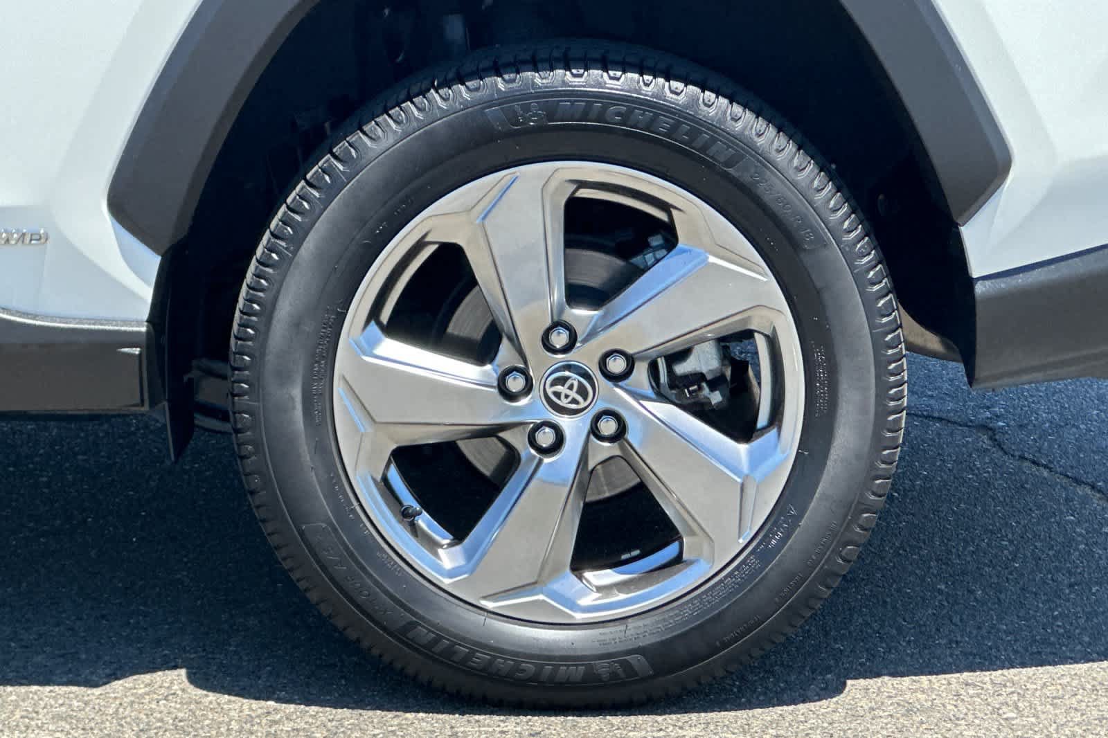 Used 2020 Toyota RAV4 Limited AWD/4WD image 32
