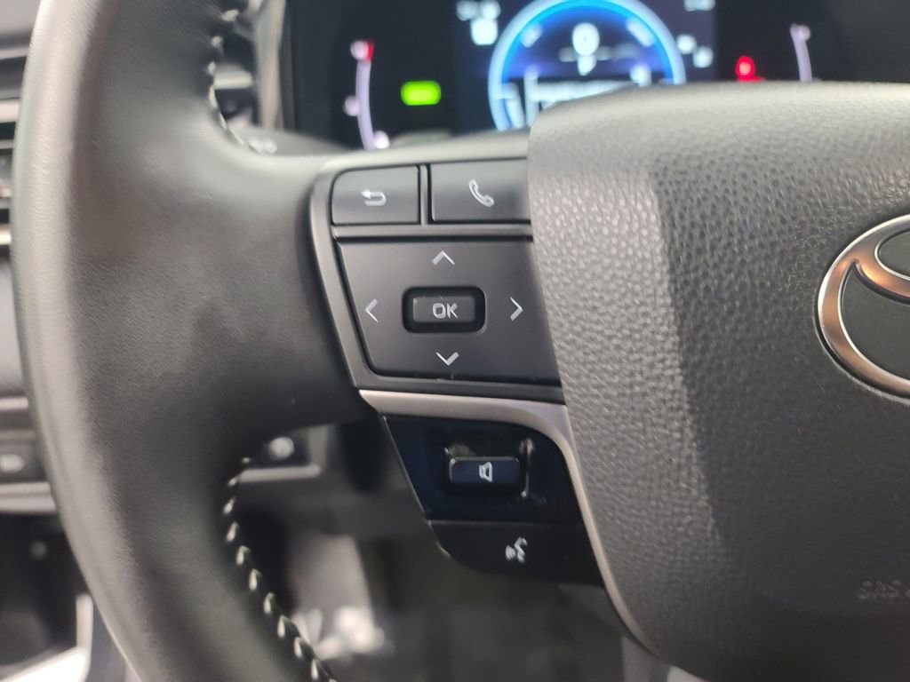 Used 2025 Toyota Camry SE image 28