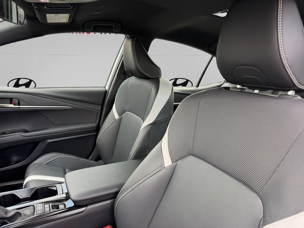 Used 2025 Toyota Camry SE FWD image 9