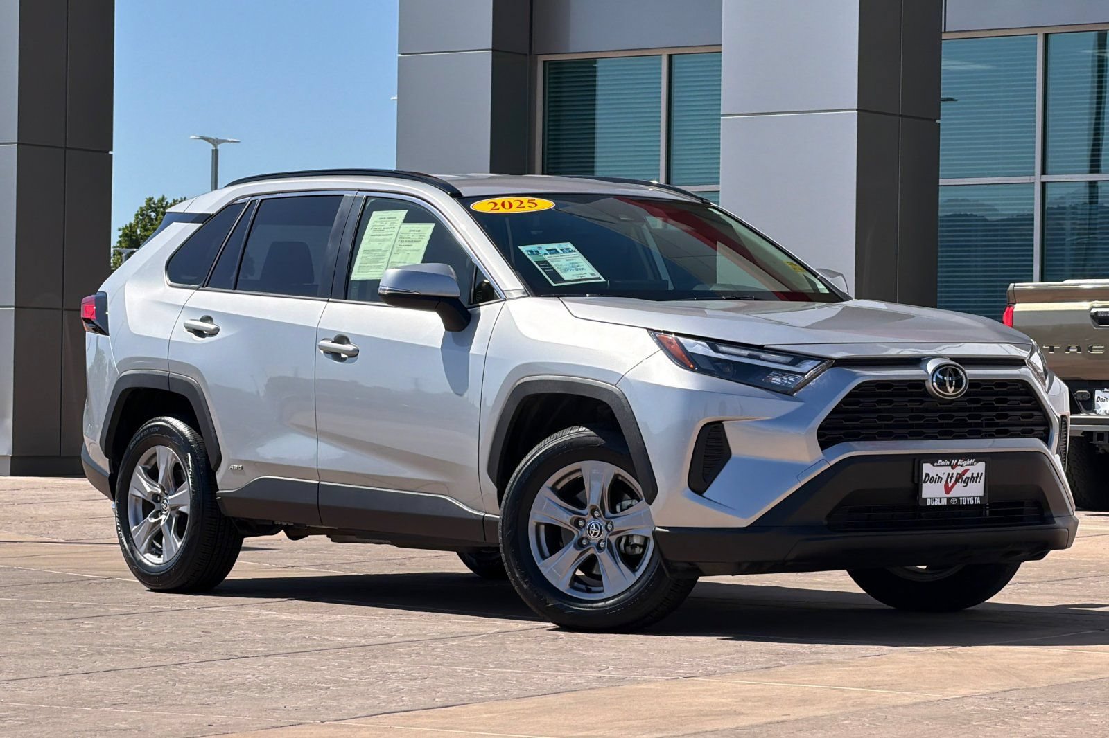 Used 2025 Toyota RAV4 XLE AWD/4WD image 2