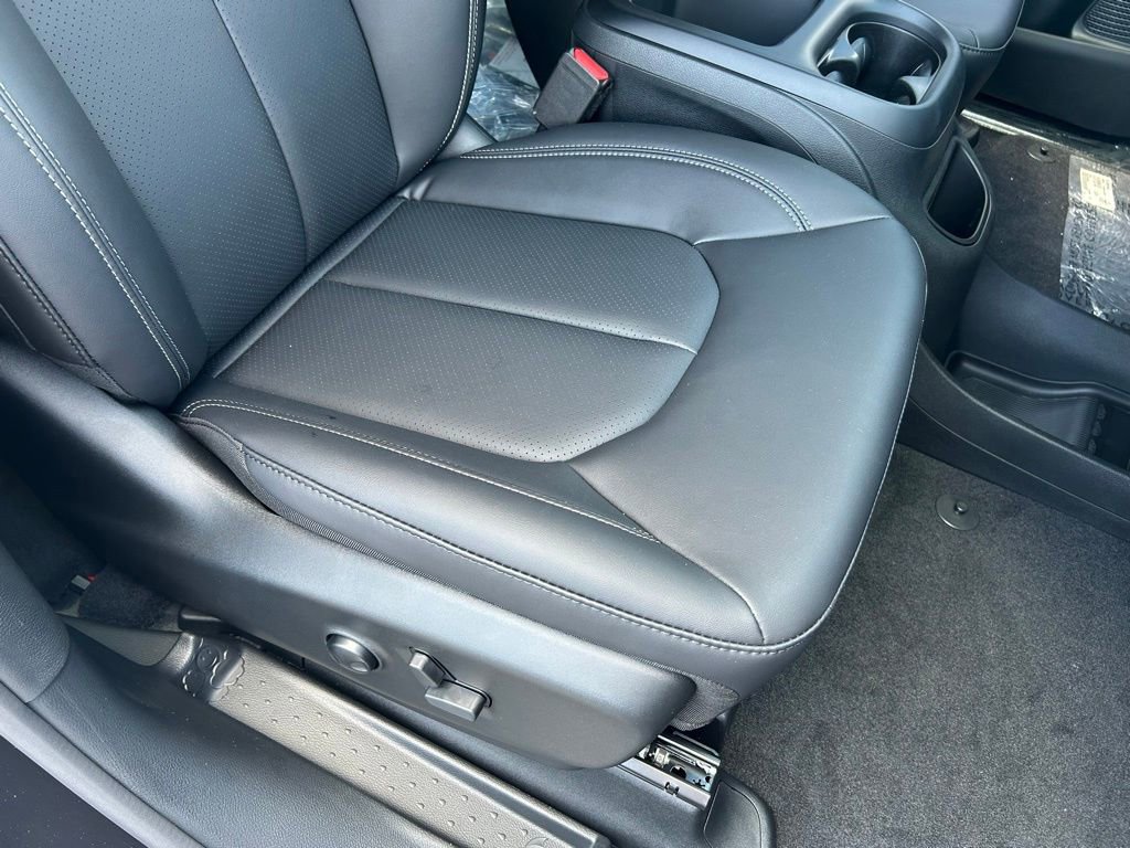 New 2025 Chrysler Pacifica Select w/ Uconnect Theater Family Group image 26