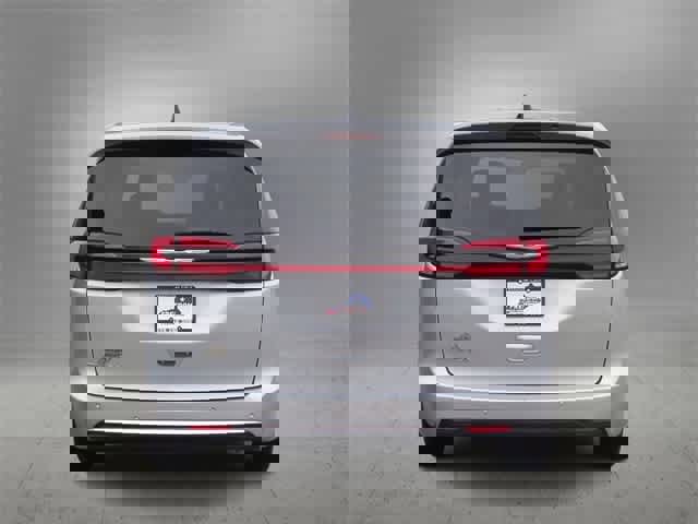 Used 2023 Chrysler Pacifica Touring-L image 7