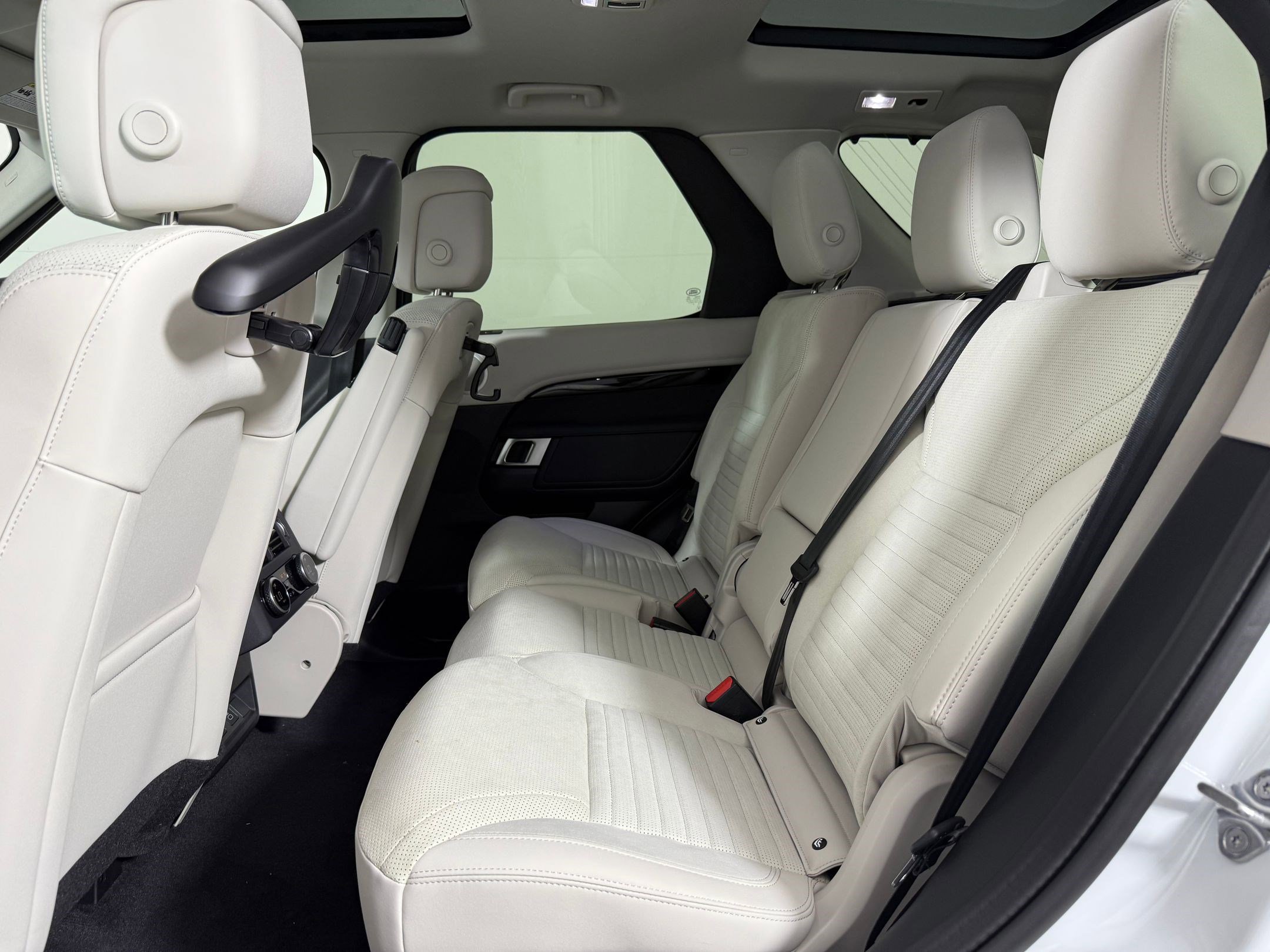 New 2026 Land Rover Discovery S AWD/4WD image 15