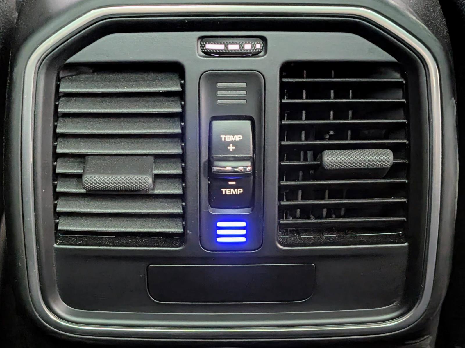 Used 2025 Porsche Macan image 20