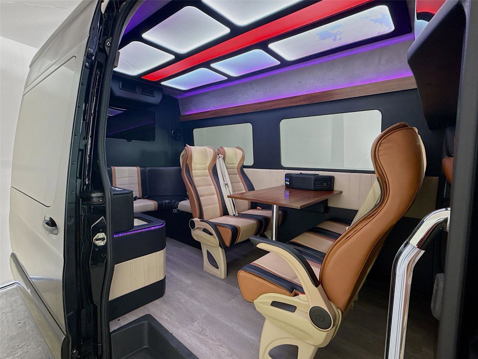 Used 2019 Mercedes-Benz Sprinter 1500 w/ Premium Plus Package image 5