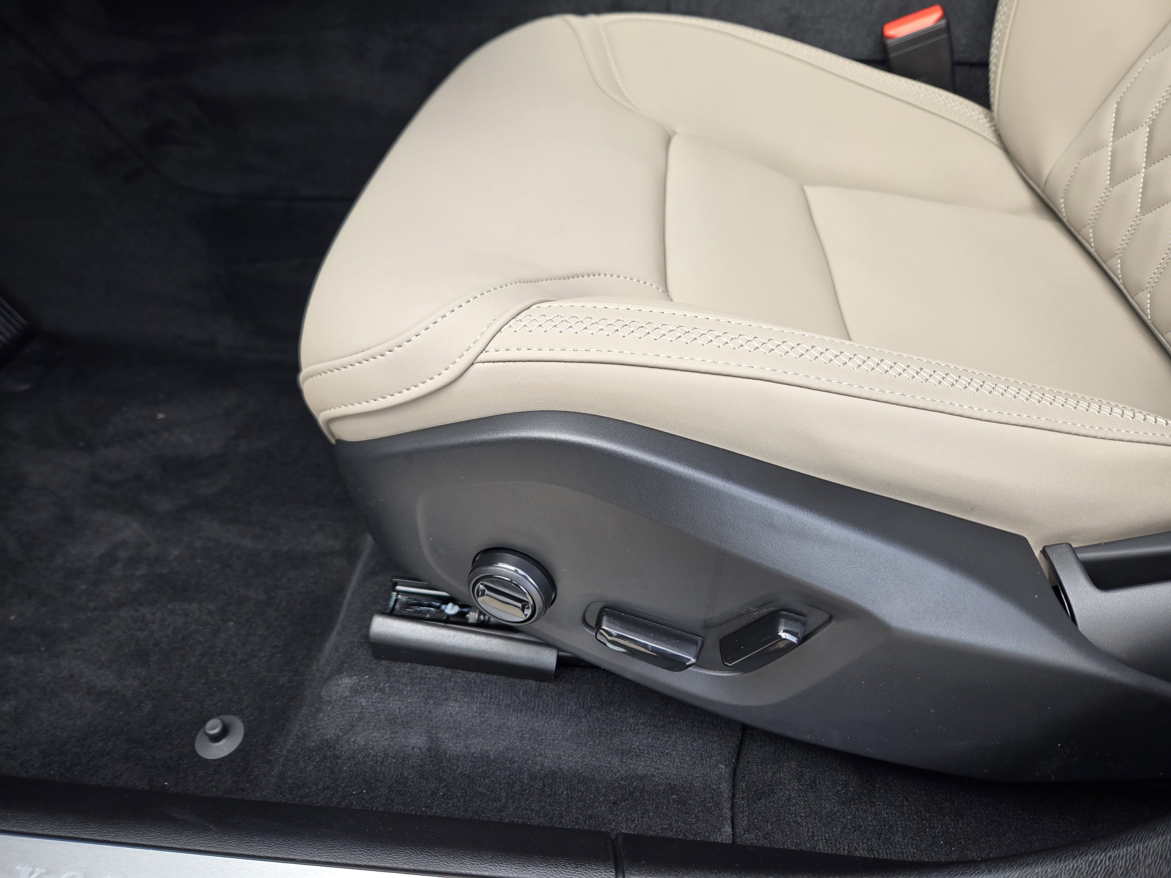 New 2026 Volvo XC60 T8 Plus w/ Protection Package Premier image 26