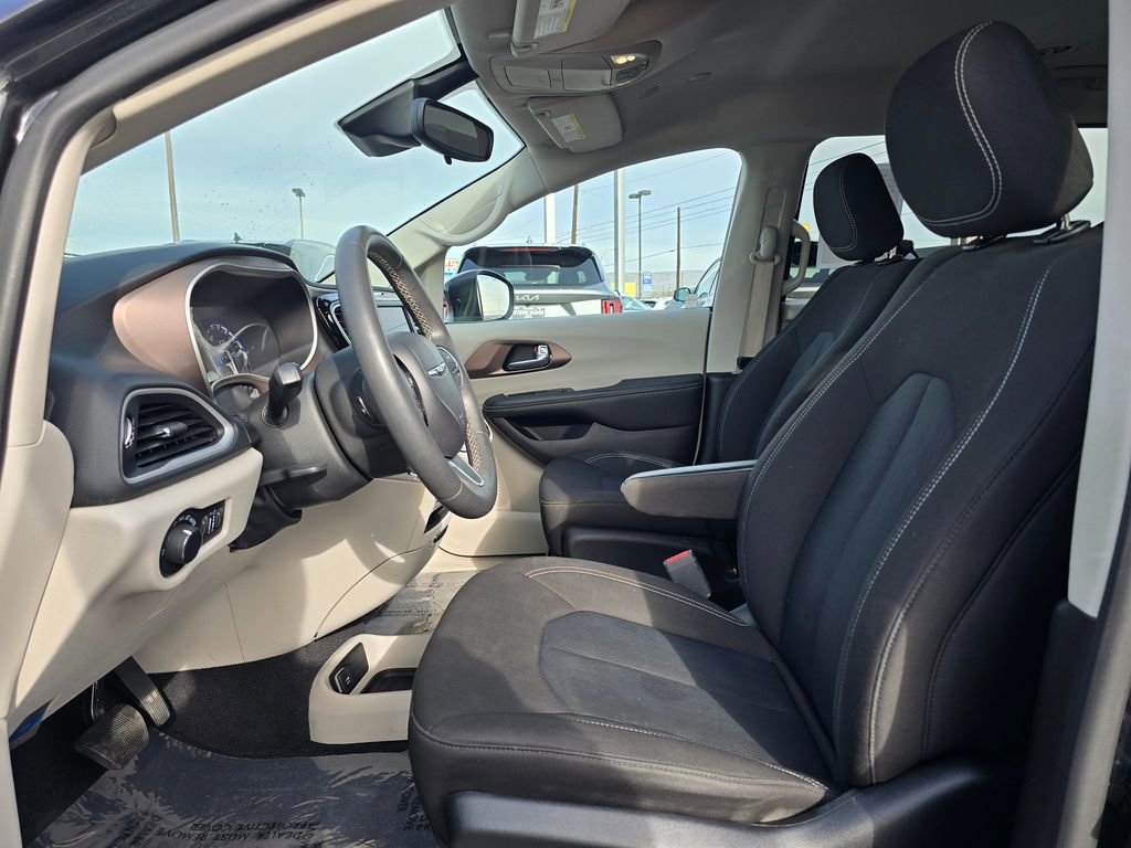Used 2023 Chrysler Voyager LX image 22