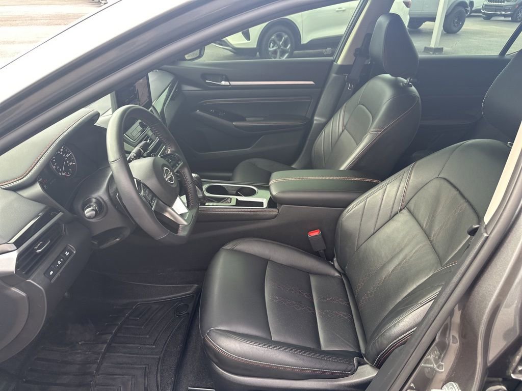 Used 2023 Nissan Altima 2.5 SR w/ SR Premium Package image 16