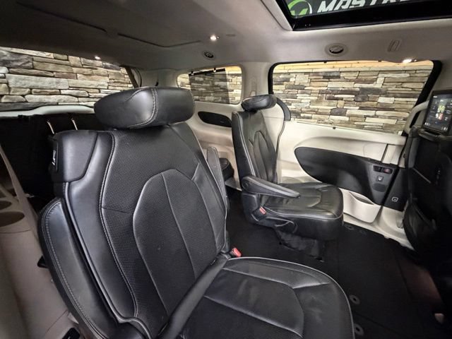 Used 2017 Chrysler Pacifica Limited w/ UConnect Theater Package FWD image 35