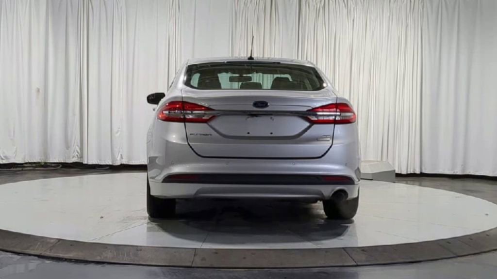 Used 2017 Ford Fusion SE w/ Fusion SE Technology Package image 9