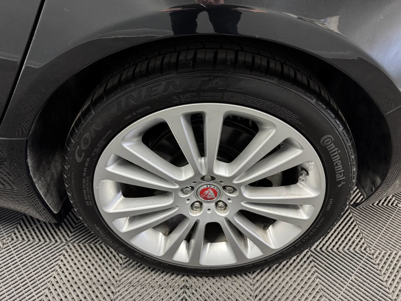 Used 2020 Jaguar XF Premium image 18