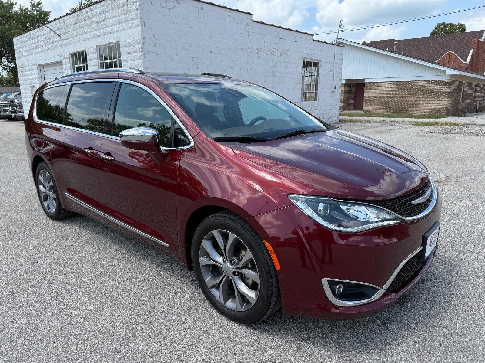 Used 2018 Chrysler Pacifica Limited w/ Tire & Wheel Group FWD image 3