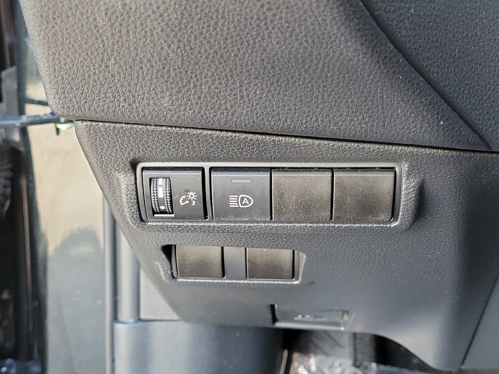 Used 2025 Toyota Corolla Cross LE w/ Moonroof Package FWD image 30