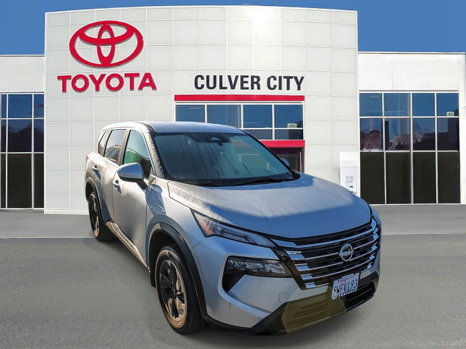 Used 2025 Nissan Rogue SV image 1