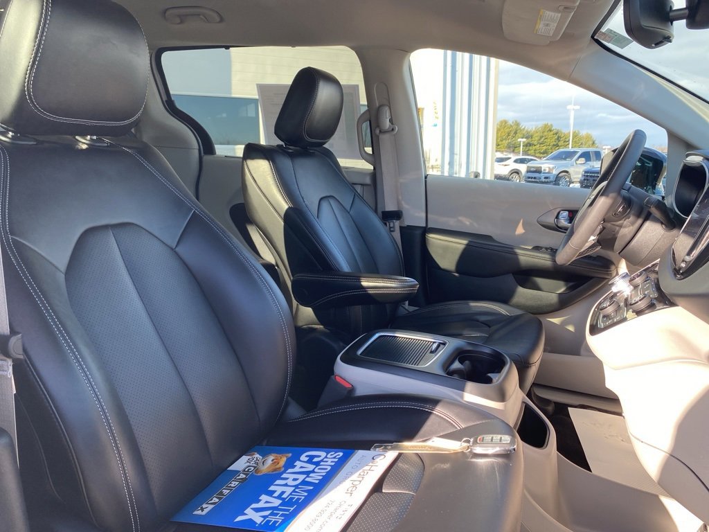 Used 2024 Chrysler Pacifica Touring-L image 11