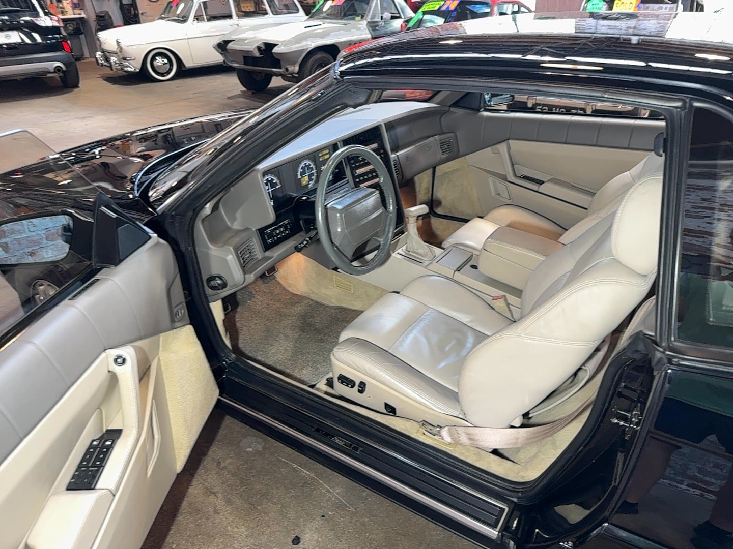 Used 1993 Cadillac Allante FWD image 15