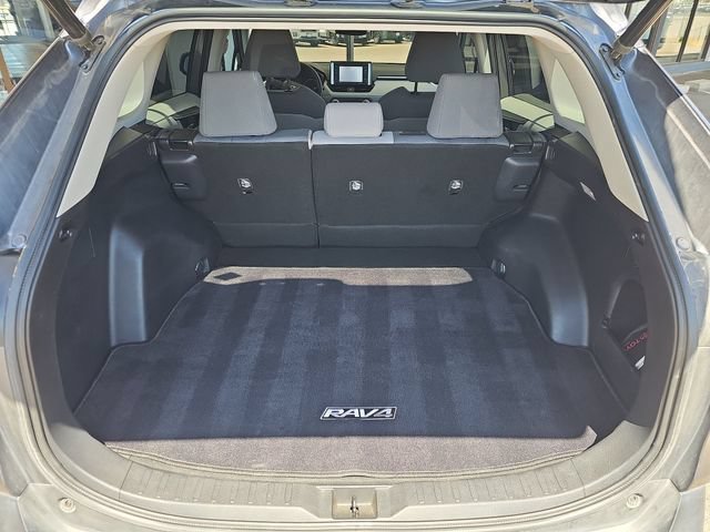Used 2021 Toyota RAV4 XLE w/ Convenience Package FWD image 16