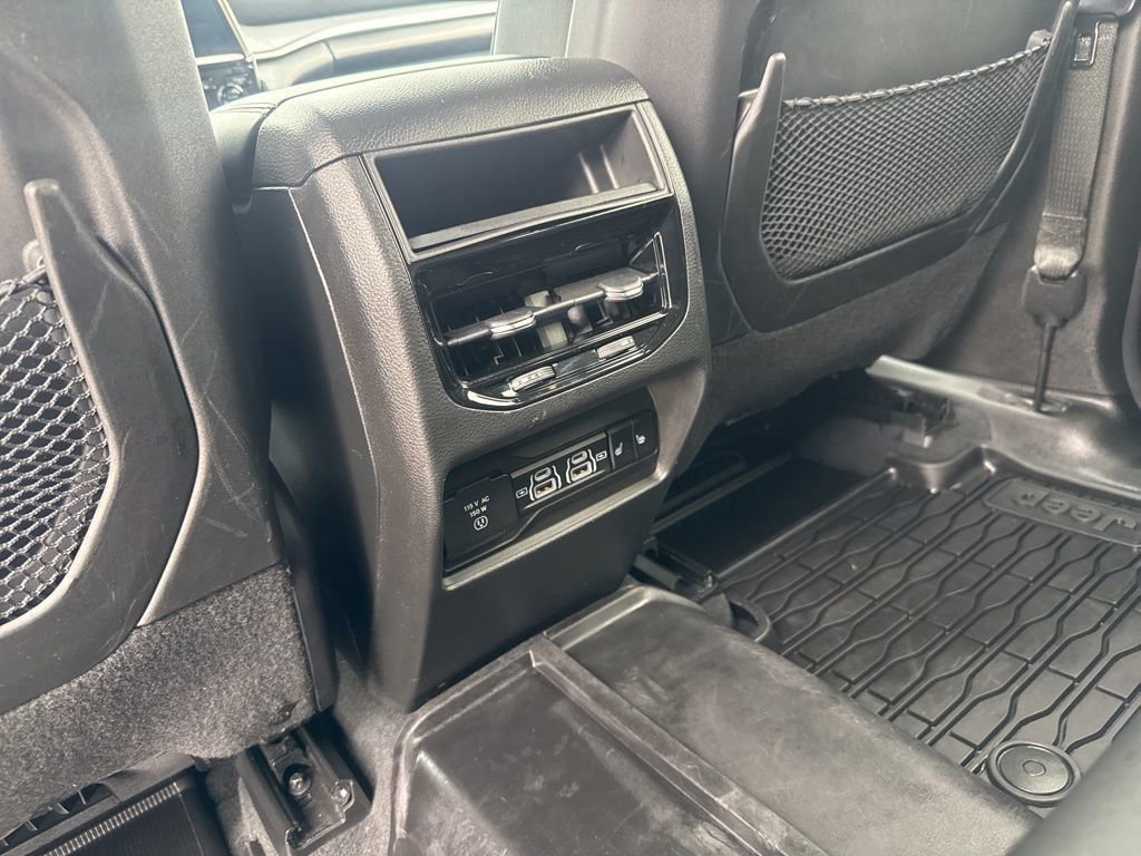 Used 2023 Jeep Grand Cherokee Limited w/ Black Appearance Package image 28