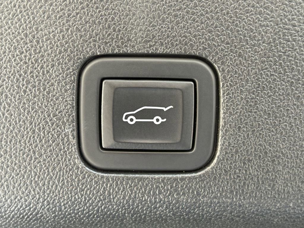 Used 2023 Chevrolet Suburban Premier image 10