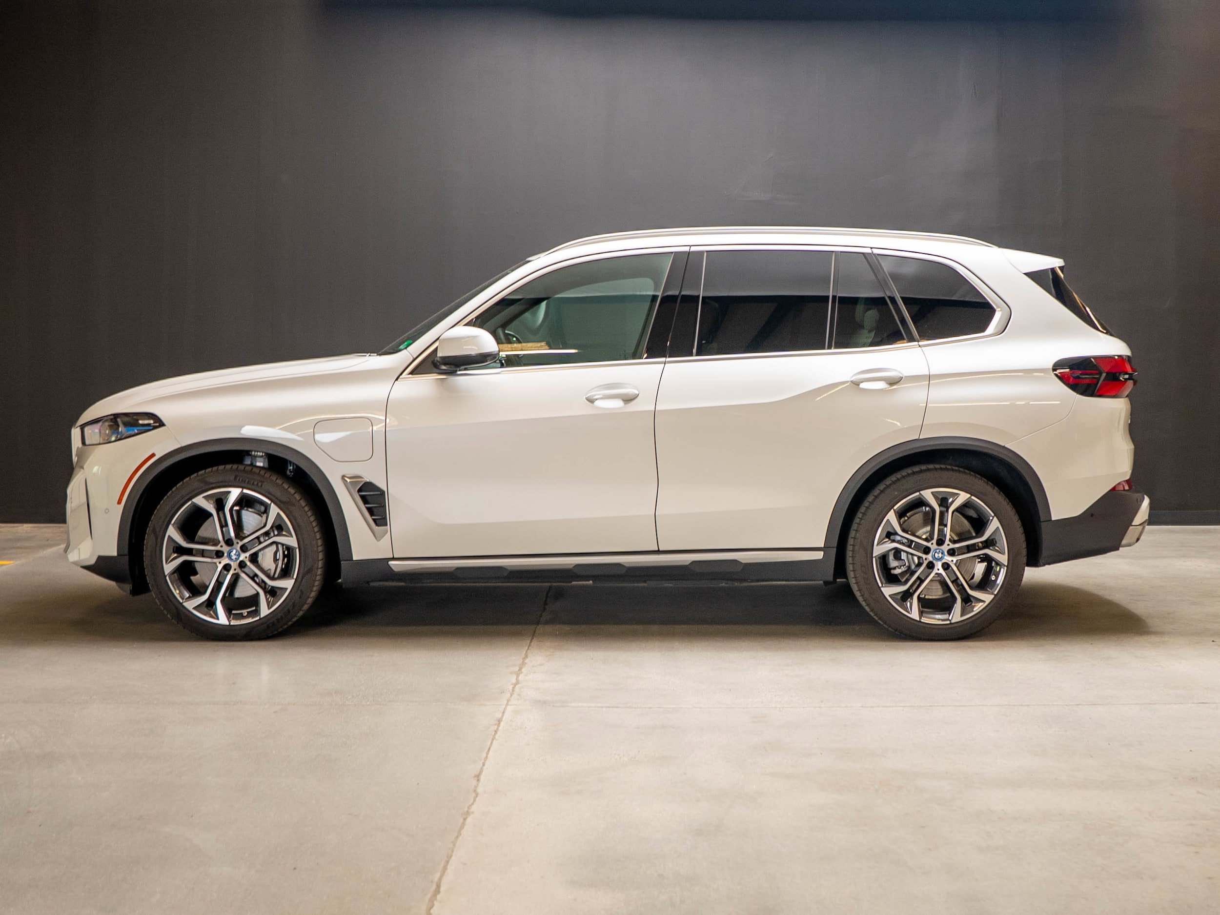Used 2025 BMW X5 xDrive50e AWD/4WD image 2