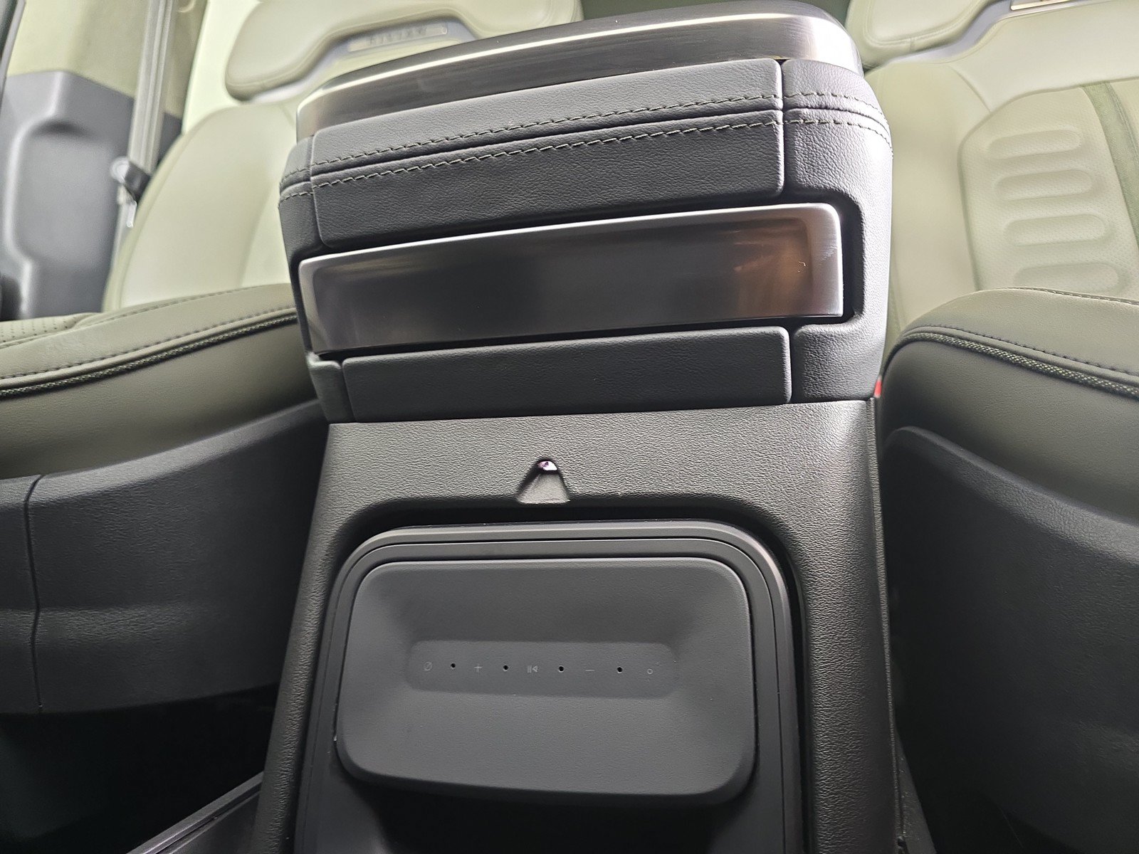 Used 2023 Rivian R1T Adventure AWD/4WD image 32