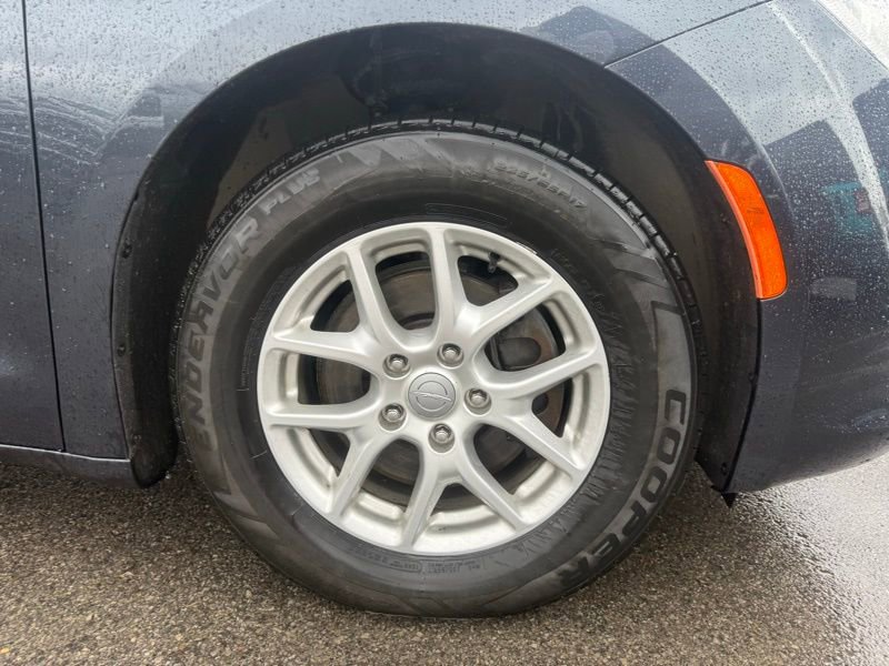 Used 2020 Chrysler Pacifica Touring w/ Cold Weather Group image 4