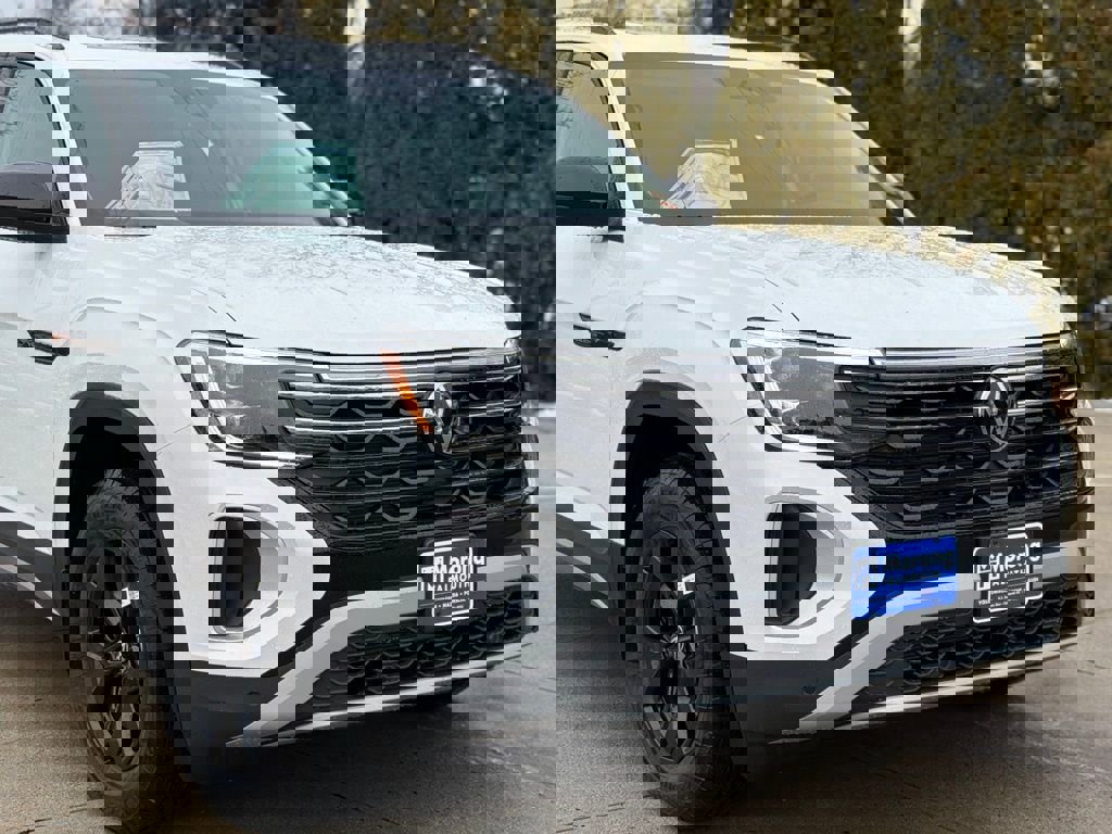 New 2026 Volkswagen Atlas Peak Edition image 2