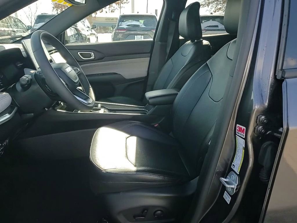 Used 2023 Jeep Compass Latitude image 24