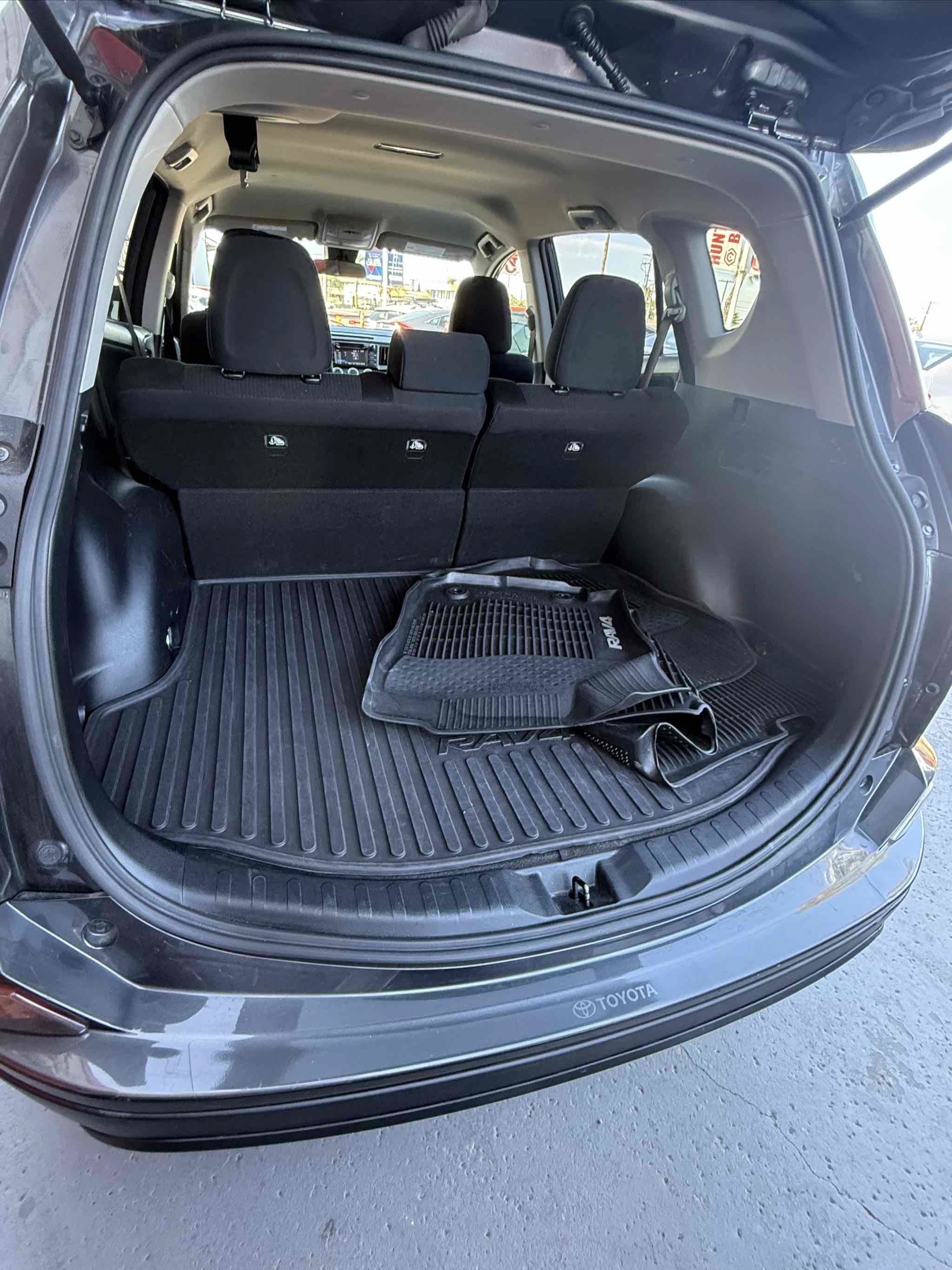 Used 2018 Toyota RAV4 LE w/ All Weather Liner Package FWD image 26