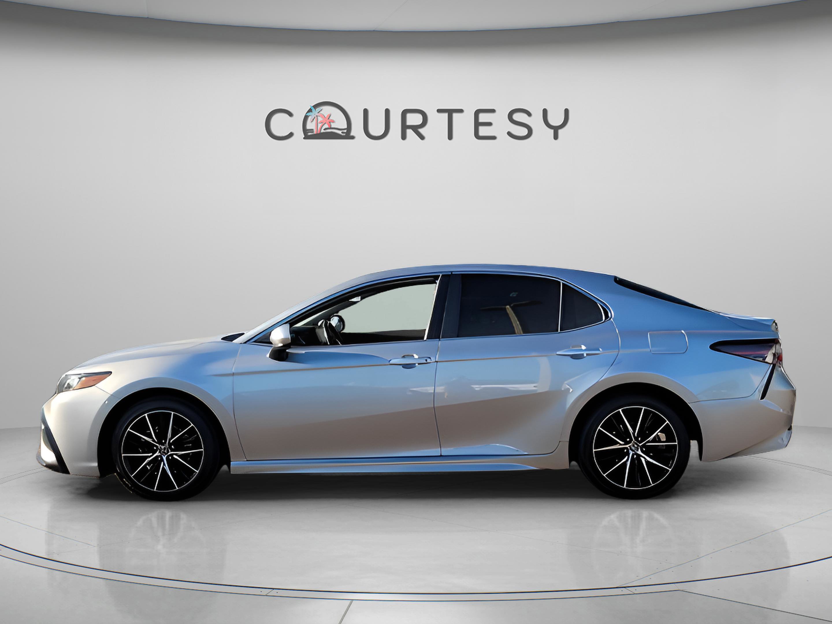 Used 2021 Toyota Camry SE image 2