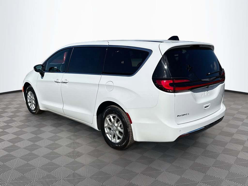 Used 2026 Chrysler Pacifica Select image 8